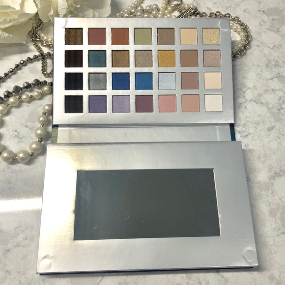 ✨HP✨ ULTA NWOT Deluxe Hello Beautiful Makeup Kit - Picture 2 of 5